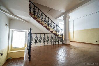 Nabízíme k pronájmu rozsáhlou komerční budovu v Broumově, na