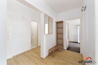 Velmi světlý byt po rekonstrukci o dispozici 3+1 se zaskleno