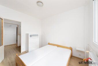 Velmi světlý byt po rekonstrukci o dispozici 3+1 se zaskleno