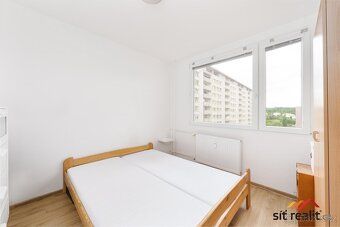 Velmi světlý byt po rekonstrukci o dispozici 3+1 se zaskleno