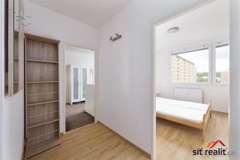 Velmi světlý byt po rekonstrukci o dispozici 3+1 se zaskleno