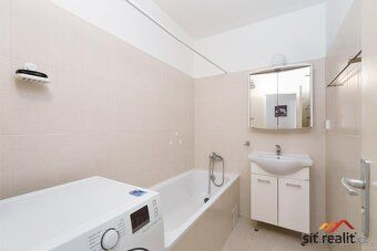 Velmi světlý byt po rekonstrukci o dispozici 3+1 se zaskleno