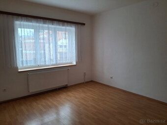 Nabízím pronájem bytu v přízemí rodinného domu 2+KK o výměř 