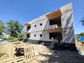 Ev.č. 01051 Právě vzniká výstavba bytového domu v Klášterní 