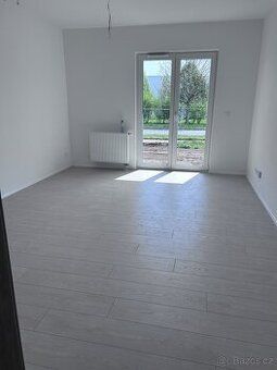 Pronájem bytu 1+kk s předzahrádkou (28 m² + 25 m²) Hledáte b