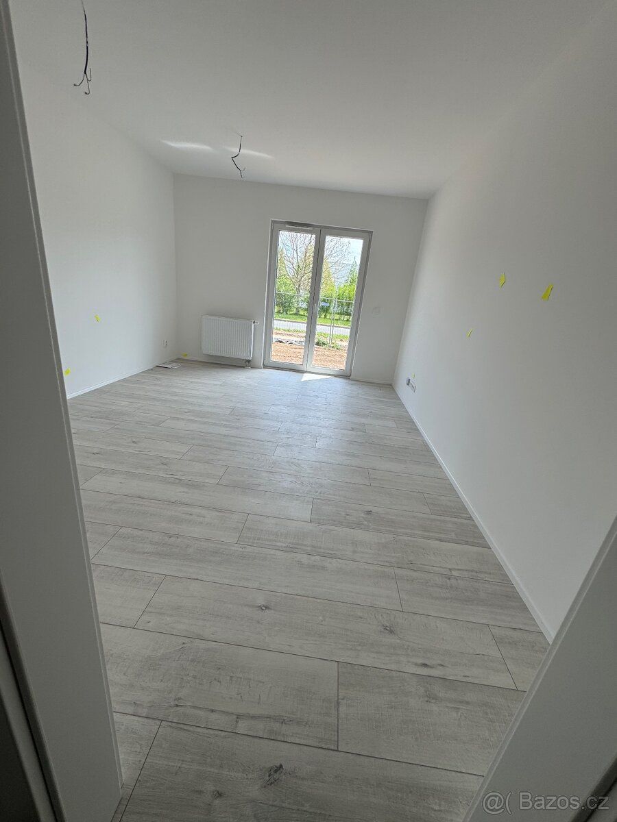 Pronájem bytu 1+kk s předzahrádkou (28 m² + 25 m²) Hledáte b