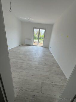Pronájem bytu 1+kk s předzahrádkou (28 m² + 25 m²) Hledáte b