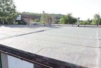 Nabízím k prodeji klasickou zděnou garáž v solidním stavu.
N