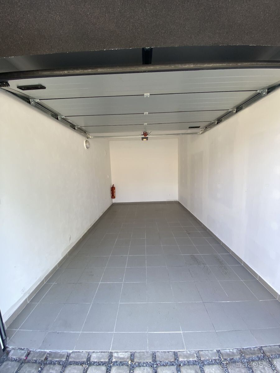 Nabízíme pronájem garáže v obci Holice. Garáž se nachází v n