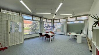 Exkluzivně vám nabízíme k pronájmu atraktivní rohový nebytov
