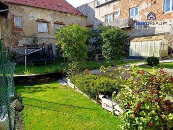 Nabízíme k prodeji prostorný dům o zastavěné ploše 208 m2 a 