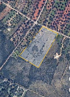 Tento jedinečný stavební pozemek o rozloze 26 000 m² se nach