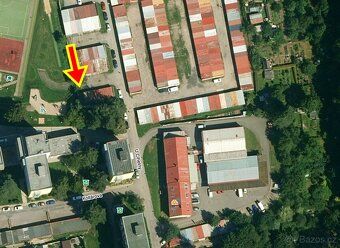 Velmi prostorná zděná garáž.
Garáž stojí na pozemku města. B