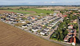 Byt je součástí domu o 3 bytových jednotkách a disponuje v p