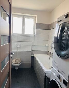 Byt je součástí domu o 3 bytových jednotkách a disponuje v p