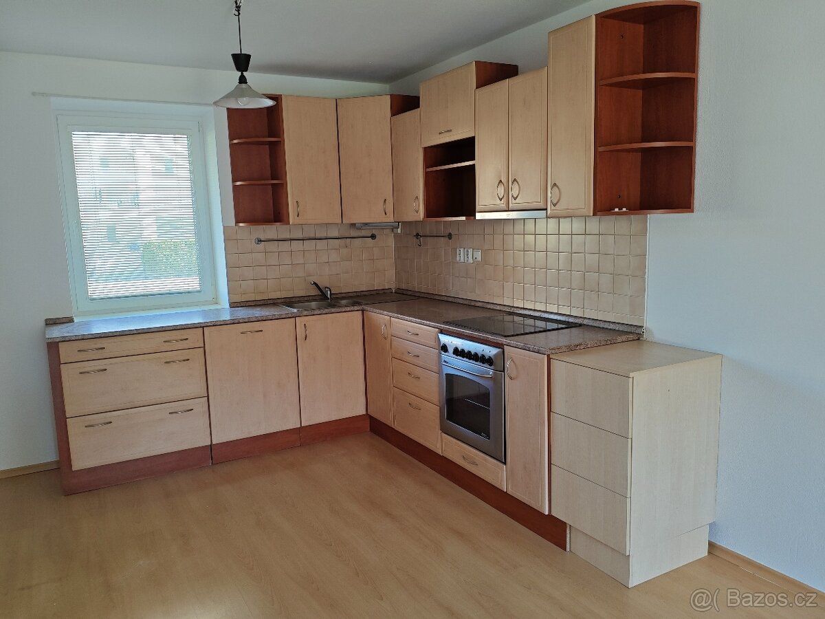 Pronájem vybaveného bytu 42 m2 1+kk) v Kuřimi. Byt je se zah