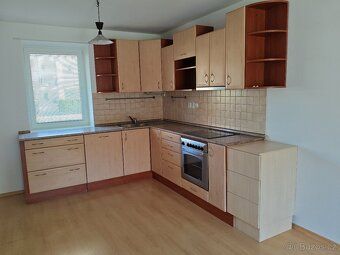 Pronájem vybaveného bytu 42 m2 1+kk) v Kuřimi. Byt je se zah