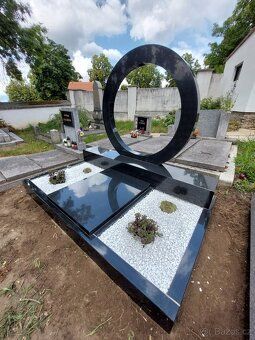 Nabízím nový prázdný urnový hrob na hřbitově Praha-Řepy. Mat