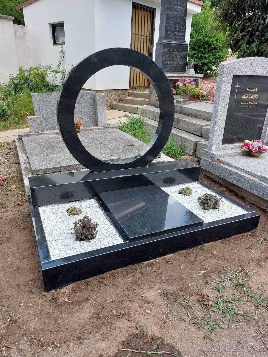 Nabízím nový prázdný urnový hrob na hřbitově Praha-Řepy. Mat