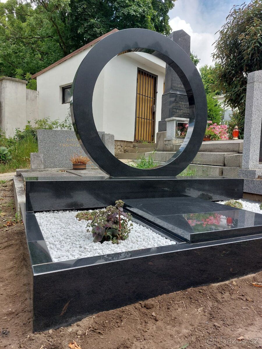 Nabízím nový prázdný urnový hrob na hřbitově Praha-Řepy. Mat