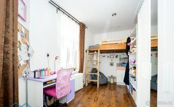 Nabízím k prodeji podsklepenou třípodlažní vilu s parkovacím