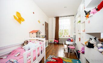 Nabízím k prodeji podsklepenou třípodlažní vilu s parkovacím