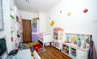 Nabízím k prodeji podsklepenou třípodlažní vilu s parkovacím
