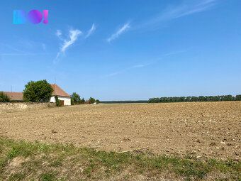 BO! vám nabízí k prodeji rovinatý stavební pozemek v obci Zv