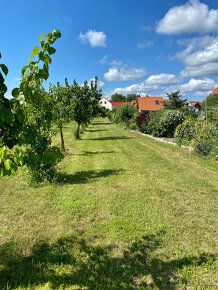 Plocha 2210 m². Elektřina je na pozemku. Voda, kanalizace js