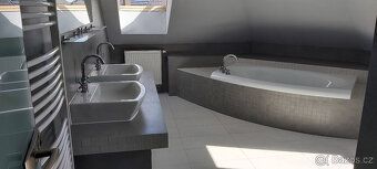 V patře byt 4+KK 180m2 + terasa 40m2 + balkon 8m2.Dole byt 3
