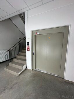 Pronájem moderní skladově-administrativní jednotky | 580 m²
