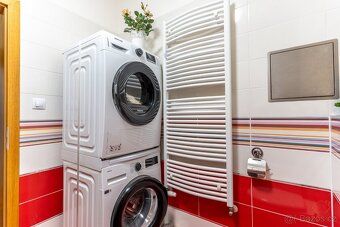 Nabízíme na prodej pěkný slunný byt 2+kk o výměře 59,5 m² v 