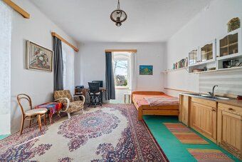 Nabízíme k prodeji objekt bývalé fary v obci Babice. V objek