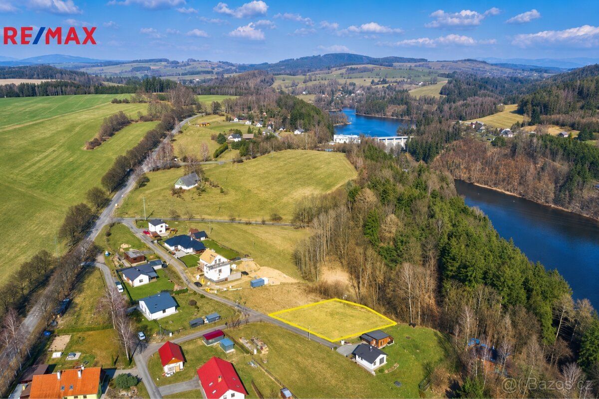 Prodej stavebního pozemku o velikosti 1543 m2 - Nekoř Hledát