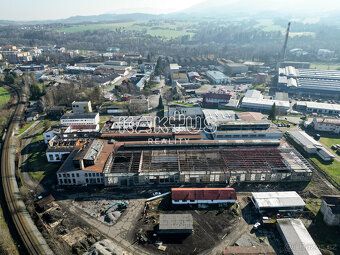 Nabízíme k pronájmu prostornou halu o celkové výměře 1500 m2