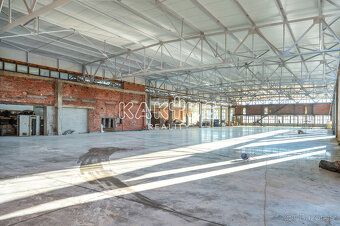 Nabízíme k pronájmu prostornou halu o celkové výměře 1500 m2