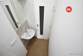 Ev.č. 01764 Nabízíme k pronájmu kancelářské prostory v obcho
