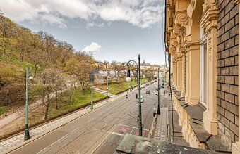 Nabízíme k pronájmu velmi prostorný byt s dispozicí 2+1 o pl