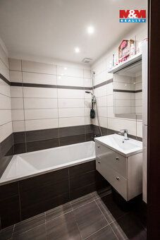 Je ráno, otevřete okno a do bytu proudí klid i zeleň z nedal
