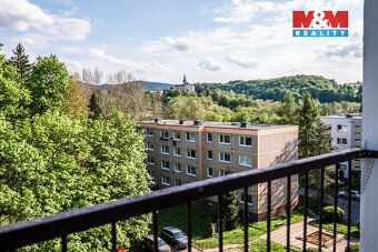 Je ráno, otevřete okno a do bytu proudí klid i zeleň z nedal