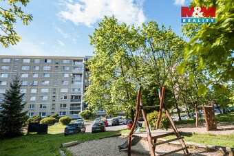 Je ráno, otevřete okno a do bytu proudí klid i zeleň z nedal