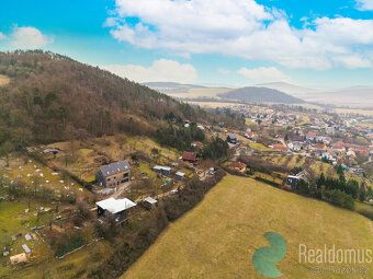 Vedle této nemovitosti se otevírá další příležitost. Pozemek