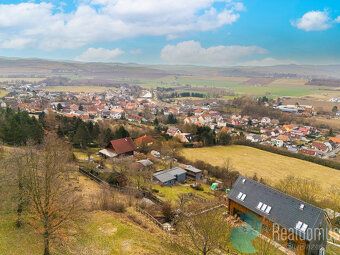Vedle této nemovitosti se otevírá další příležitost. Pozemek