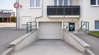 Pronájem garáže / skladu 34 m² - 2x parkovací místo.
Na Zlat