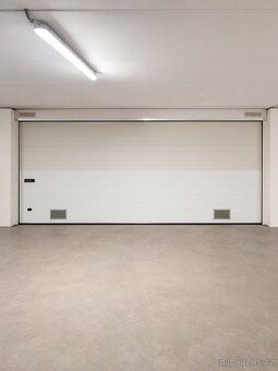 Pronájem garáže / skladu 34 m² - 2x parkovací místo.
Na Zlat