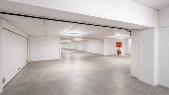 Pronájem garáže / skladu 34 m² - 2x parkovací místo.
Na Zlat