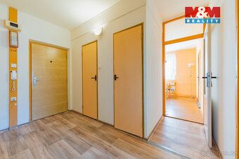 Nabízíme k pronájmu světlý a prostorný byt o dispozici 4+1 o