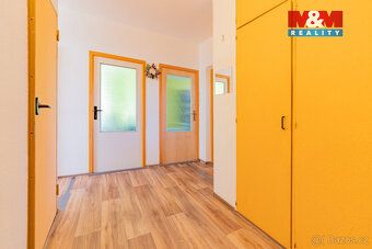 Nabízíme k pronájmu světlý a prostorný byt o dispozici 4+1 o