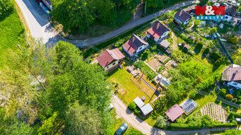 Nabízíme k prodeji samostatně stojící chatu v klidné a vyhle