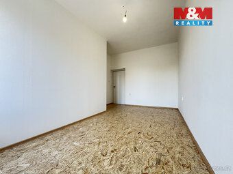 Nabízíme k pronájmu prostorný byt 3+1 o užitné ploše 85 m², 